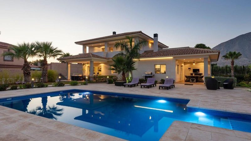 Casa con jardín y parking