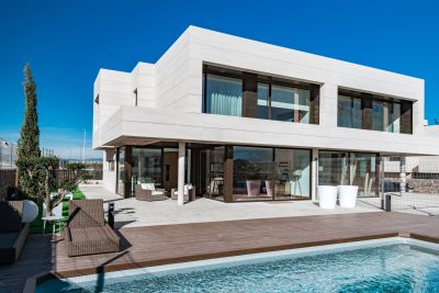 Casa con jardín y parking